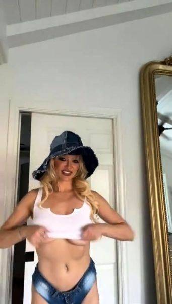 Lindsey Pelas Leaked – Shower & Nude Strip - drtuber.com on poweredporn.com