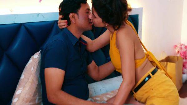 A Horny Sexy Lady Fucked Hard By A Delivery Boy On Her Birthday - desi-porntube.com - India on poweredporn.com