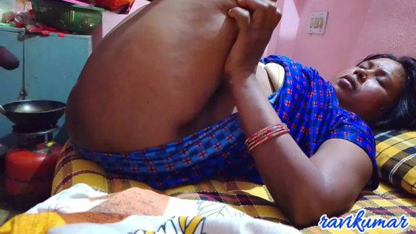 Desi Bhabhi Ko Raat Me Bohat Chod Achcha Hai - desi-porntube.com - India on poweredporn.com