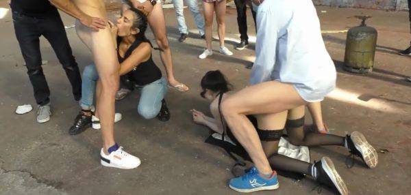 Elle fait faire un gang bang à sa copine - txxx.com on poweredporn.com