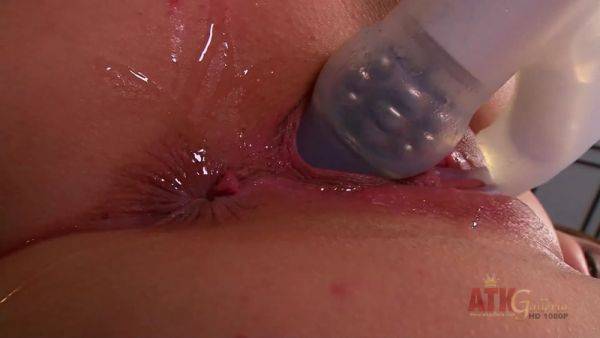 Busty brunette Jessica Roberts vibrating her cooch - hotmovs.com - Usa on poweredporn.com