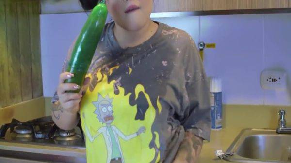 Veneca Excitada Metiendose Un Pepino Completo 12 Min - hotmovs.com on poweredporn.com