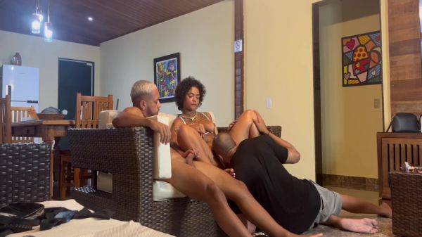 A Novinha Pensou Que Era So Eu E Meu Amigo Mais Tinha Mais Um Escondido 10 Min - upornia.com - Brazil on poweredporn.com