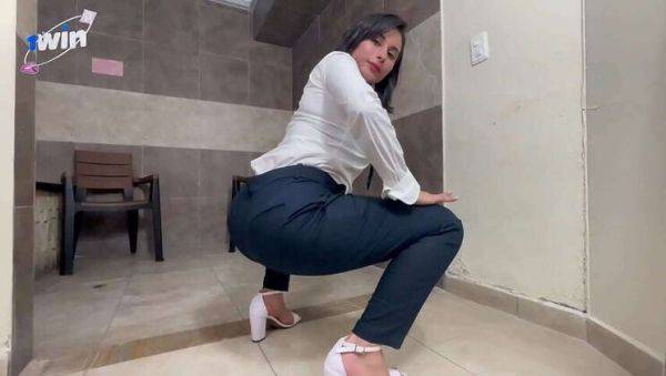 My Attorney Assists with My Case while I Perform Oral - veryfreeporn.com on poweredporn.com