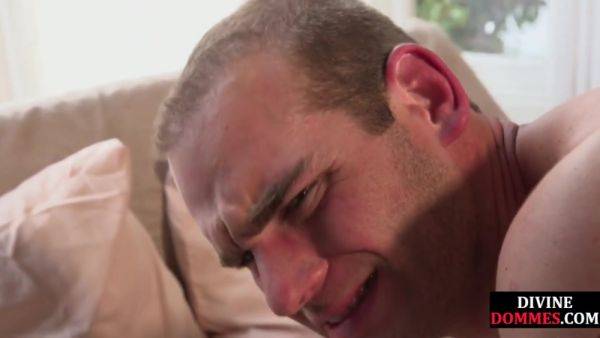 BDSM Nubian domina facesits and pegs poor sub with strapon - hotmovs.com on poweredporn.com