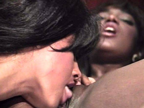 Lesbians fingering and licking - drtuber.com on poweredporn.com