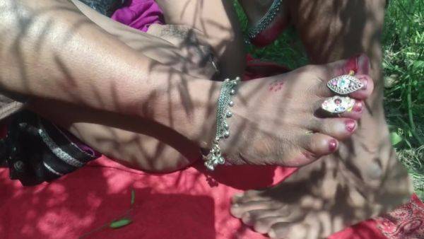 Makan Malik Ne Apne Malkin Wife Ghar Se Jungal Me Chod Rahe The Tab Naukar Madharchod Ne Video Bana Ke Viral - desi-porntube.com - India on poweredporn.com