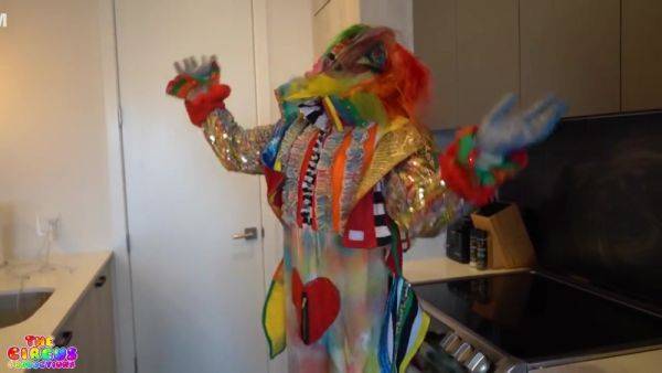 Nixlynka Cleans House Then Fucks Gibby The Clown - hotmovs.com on poweredporn.com