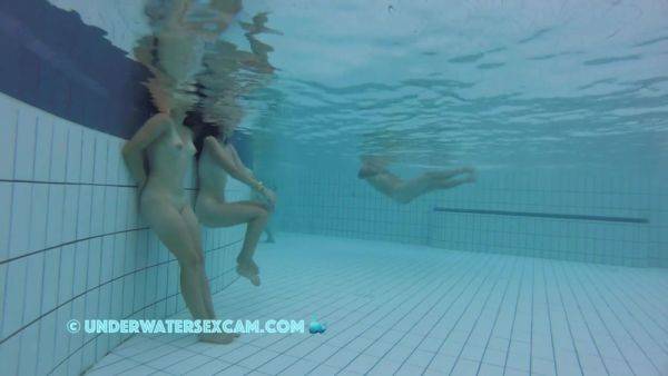 Teen 18+ Twin Sisters Bodies Comparison - hclips.com on poweredporn.com