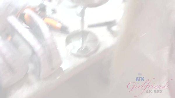 Samantha's Pretty Face Comes To Your Cock To Suck You - hotmovs.com on poweredporn.com