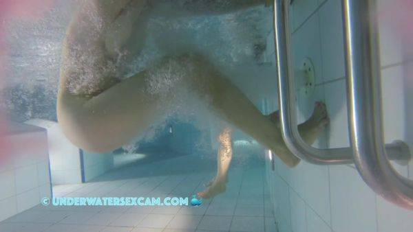 This Lady Finds Out What Else She Can Do With The Jet Stream - hclips.com on poweredporn.com