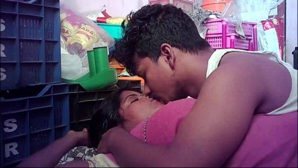 Indian Village House Wife Sexy Hot Kissing - desi-porntube.com - India on poweredporn.com