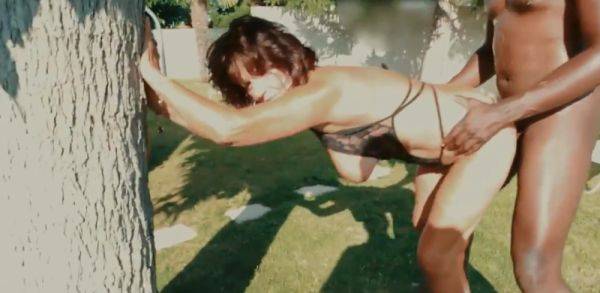 Un antillais culbute une sexagénaire dans le jardin - txxx.com - France on poweredporn.com