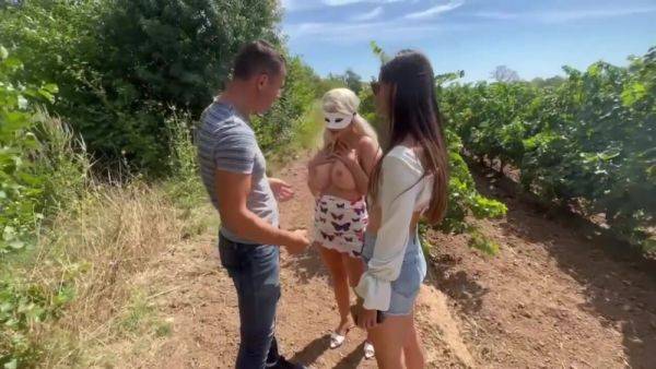 Deux coquines baisent dans les vignes - txxx.com - France on poweredporn.com