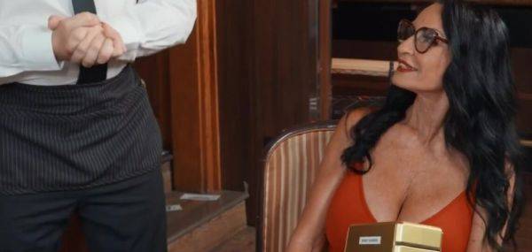 Interracial Interracial Lesbians Scissoring In A Restaurant's Bathroom - inxxx.com on poweredporn.com