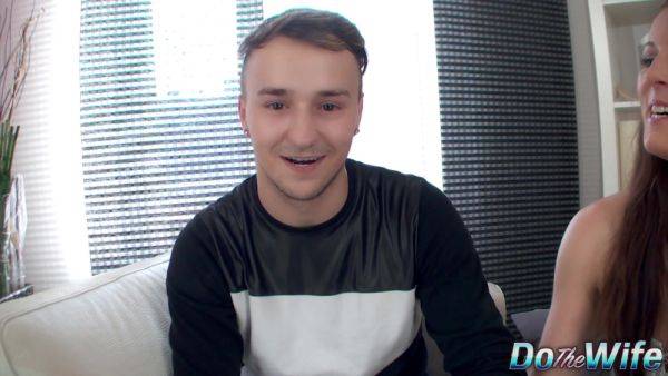 Housewife Valentina Ross Rides Her Way to Creampie Next to Her Cuck - sunporno.com on poweredporn.com