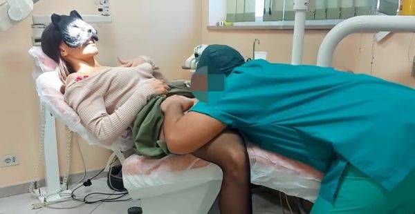 Italienne en trio chez son dentiste - txxx.com - Italy on poweredporn.com