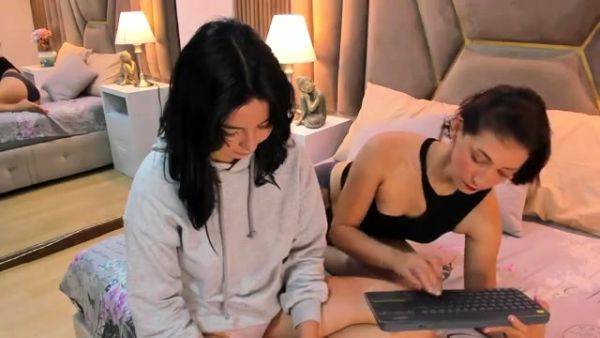 Hot amateur webcam teen masturbates for their fans - drtuber.com on poweredporn.com