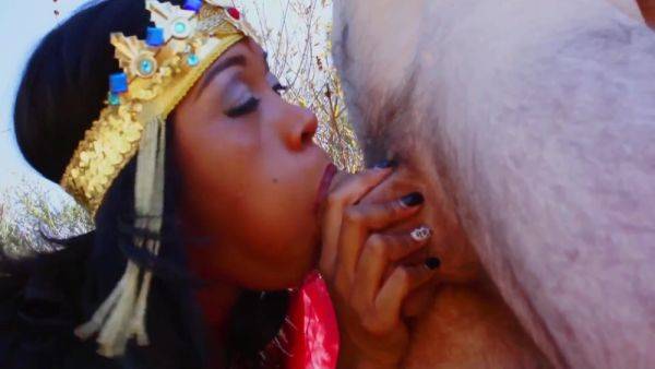 An Uninhibited Ebony Woman With Brown Hair - desi-porntube.com - India on poweredporn.com