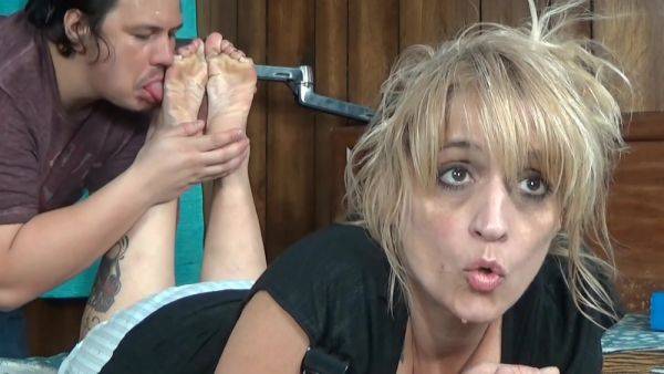 Amateur Housewife Gets Her Mature Feet Worshiped By Her Lover In A Com - hclips.com on poweredporn.com