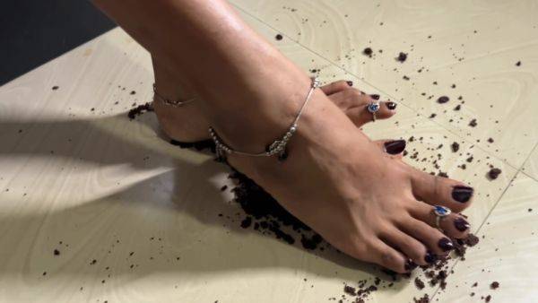 Tamil Mistress Mami Hot Sexy Yummy Feet Cake For Tamil Slaves - desi-porntube.com - India on poweredporn.com