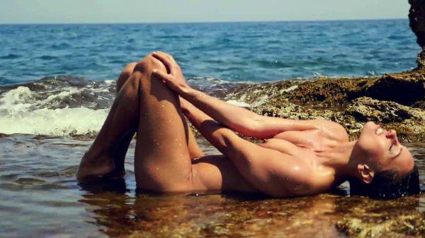 Natural tits babe posed totally wet - drtuber.com on poweredporn.com