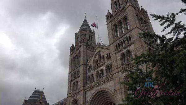 Virtual Vacation London Holly Hendrix 3/6 - hotmovs.com - Usa on poweredporn.com