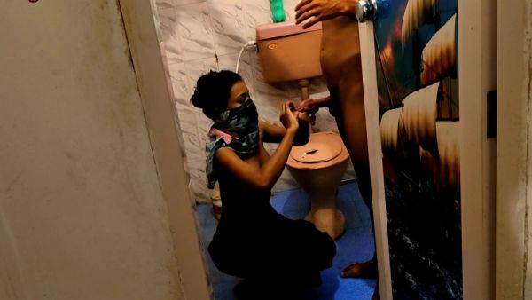 Ko Chhod Ke Chut Fad Do Toilet - desi-porntube.com - India on poweredporn.com