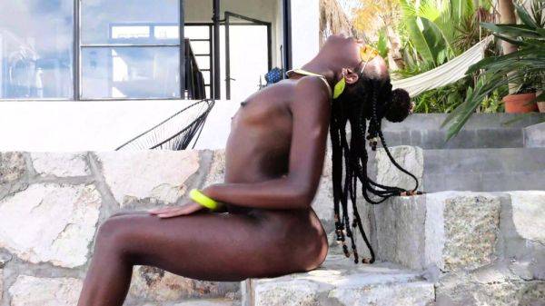 Flexible ebony posing naked in the pool - drtuber.com on poweredporn.com