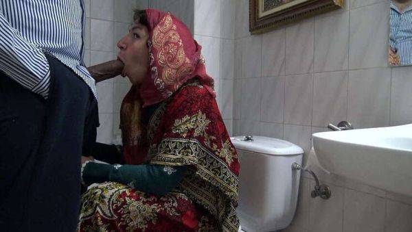 A Raunchy Turkish Muslim Spouse's Encounter with a Black Immigrant in a Public Restroom - veryfreeporn.com - Britain - Turkey on poweredporn.com