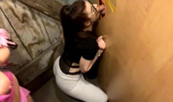 Deux coquines sucrant au gloryhole - txxx.com - France on poweredporn.com