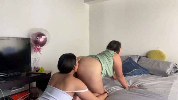 Lesbian lovers Melimack & Zoemelissa crave a man's touch - veryfreeporn.com on poweredporn.com