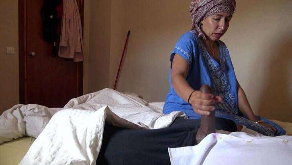 A Muslim chambermaid is shocked upon encountering his large male organ - veryfreeporn.com - Turkey on poweredporn.com