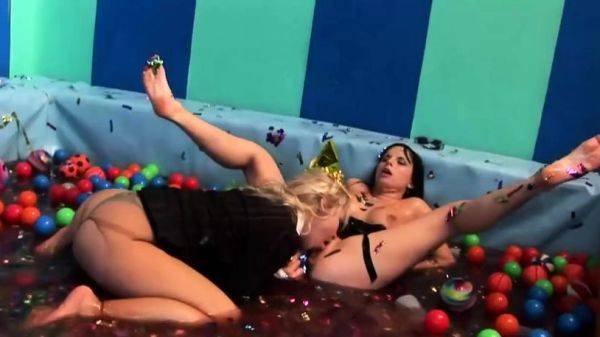 Blonde and brunette lesbo licking and fingering - drtuber.com on poweredporn.com