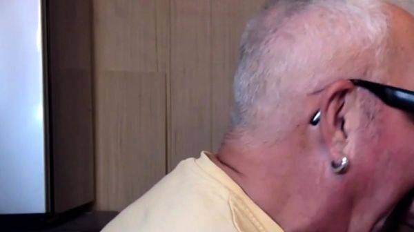 Gloryhole DILF deepthroating big cock - drtuber.com on poweredporn.com