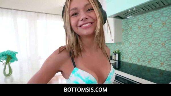 Step-Sis Mia Kay: Wild Welcome for Her Bro with a Blowjob as Parents Are Absent - xxxfiles.com on poweredporn.com