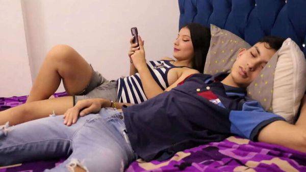 Eighteen-Year-Old Step-Sister Waits for Her Older Step-Brother to Unwind Before Sucking His Large Cock - Spanish Porn - Featuring franki, Nelvimar10 - veryfreeporn.com - Spain on poweredporn.com