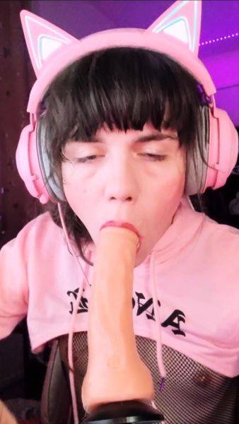 Teen brunette toys pussy and sucks dick in bath - drtuber.com on poweredporn.com