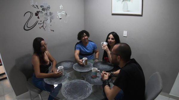 Mis Compadres Nos Interrumpen Empezando A Coger Y No Nos Quedamos Con Las Ganas Cogimos Los Cuatro - hclips.com on poweredporn.com