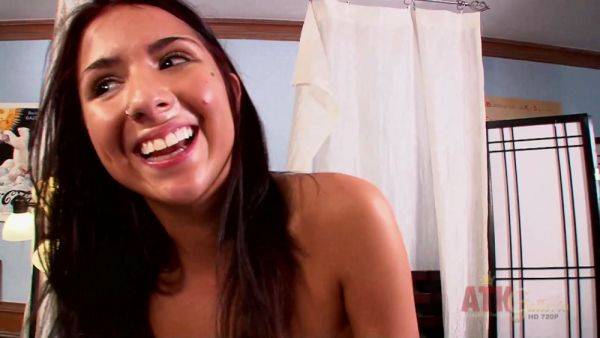 Giggly girl loves sybian - hotmovs.com - Usa on poweredporn.com