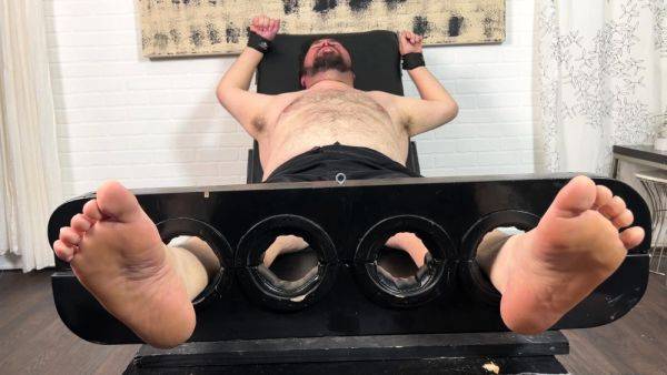 Matt Meets The Cutest Bear To Give Foot Scrubs Finally - drtuber.com on poweredporn.com