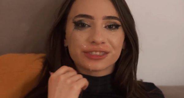 Grosse faciale sur une belle anglaise - txxx.com on poweredporn.com