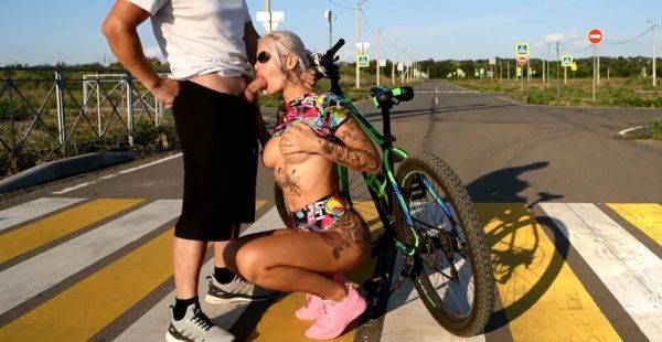 Pipe durant la ballade à velo - txxx.com - France on poweredporn.com