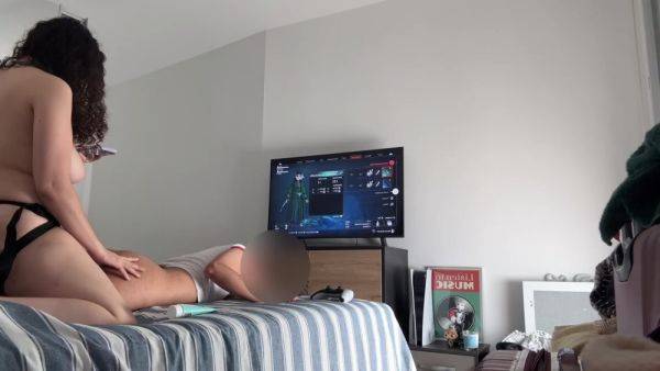 Une nana baise sa femme au gode ceinture - txxx.com - France on poweredporn.com