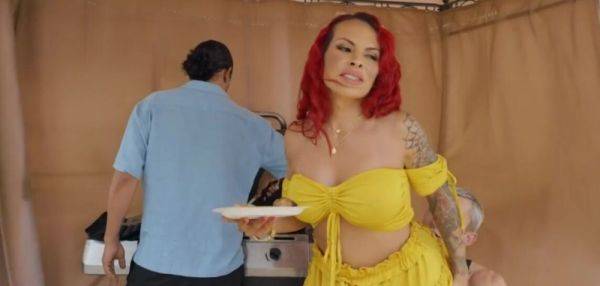 Giving Blowjob Under The Dining Table - inxxx.com on poweredporn.com