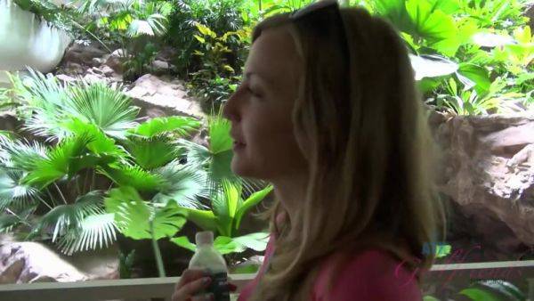 Virtual Vacation In Singapore With Karla Kush Part 1 - hotmovs.com - Usa - Singapore on poweredporn.com