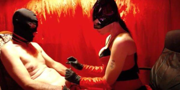 Maîtresse femme joue avec un soumis - txxx.com - France on poweredporn.com