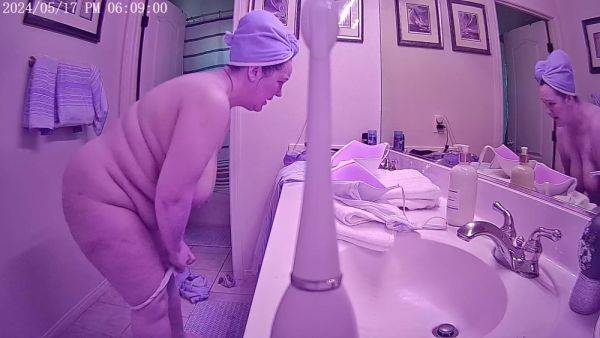 Caught Mommy Out The Shower :) - voyeurhit.com on poweredporn.com