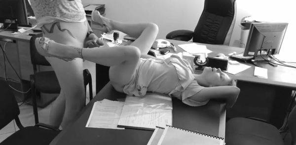 Il baise sa collègue sur le bureau - txxx.com - France on poweredporn.com