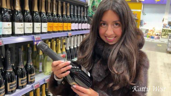 Gopnik Picked Up A Mercenary Bitch, Fucked In A Hotel Room And Finished Off His Whole Face - hclips.com on poweredporn.com